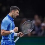 Novak Djokovic comemora após vitória no Masters de Paris.