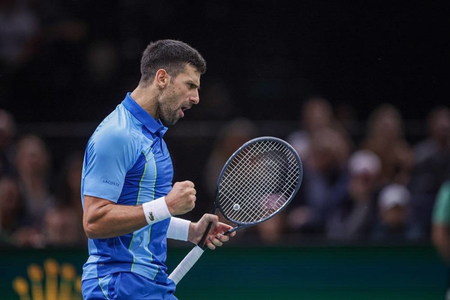 Novak Djokovic comemora após vitória no Masters de Paris.