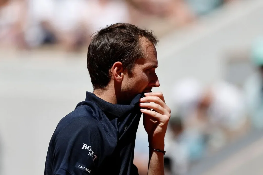 O ex-campeão do US Open, Daniil Medvedev, perdeu na primeira rodada do Aberto da França três vezes (Reuters).