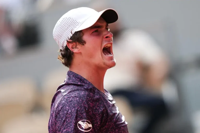 João Fonseca opera milagre, vira de 0 a 2 sobre Djokovic e vai às oitavas em Roland Garros