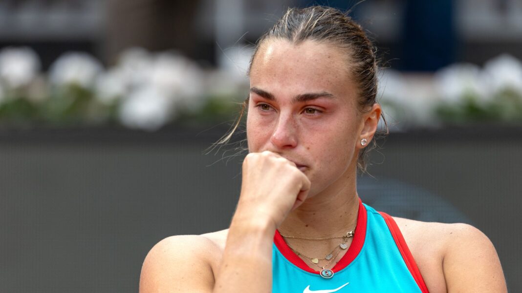 Aryna Sabalenka concedendo entrevista séria sobre o boicote em Roland Garros 2026.