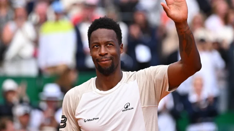 Monfils se despede de Roland Garros com show, caridade e “vitória” sobre Djokovic