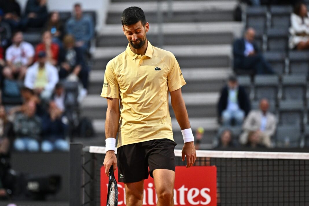 Novak Djokovic com expressão de exaustão durante a derrota para Dino Prizmic no saibro de Roma 2026.