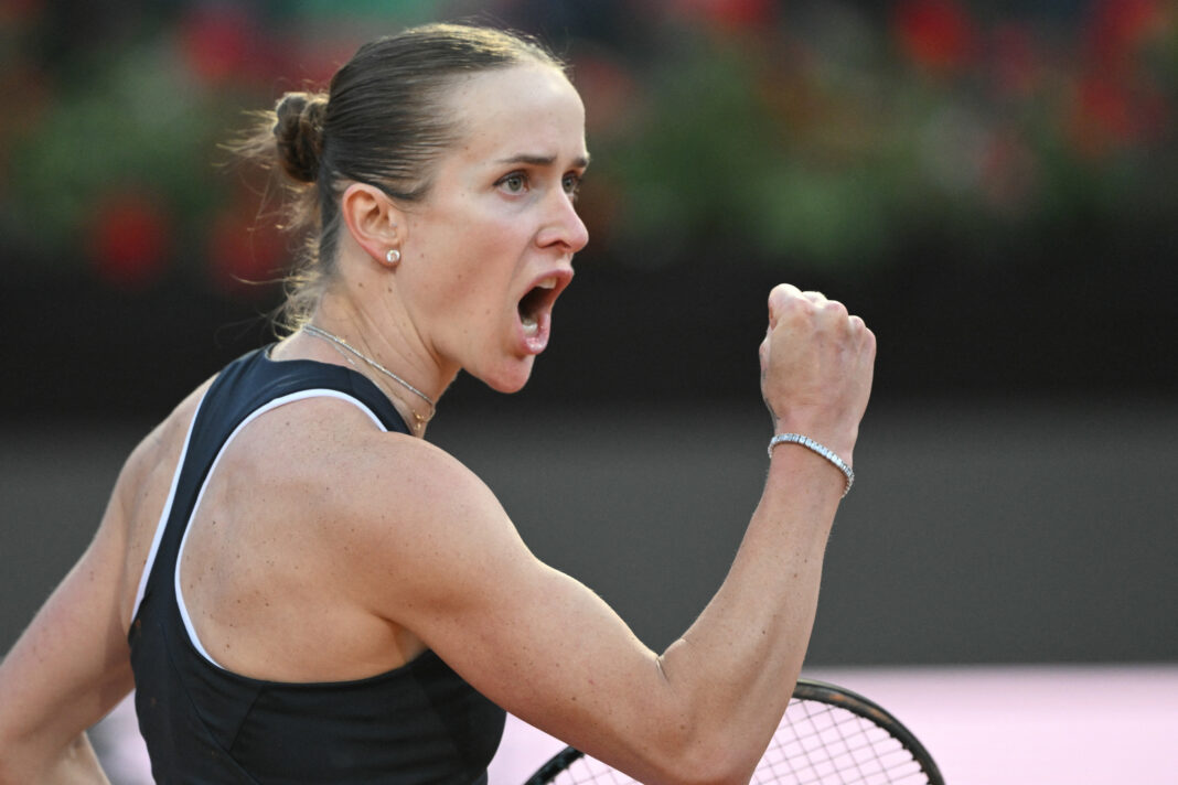 Elina Svitolina comemora um ponto contra Coco Gauff dos EUA durante a final do torneio de tênis WTA Rome Open, no Foro Italico, em Roma. (Foto de Tiziana FABI / AFP via Getty Images)