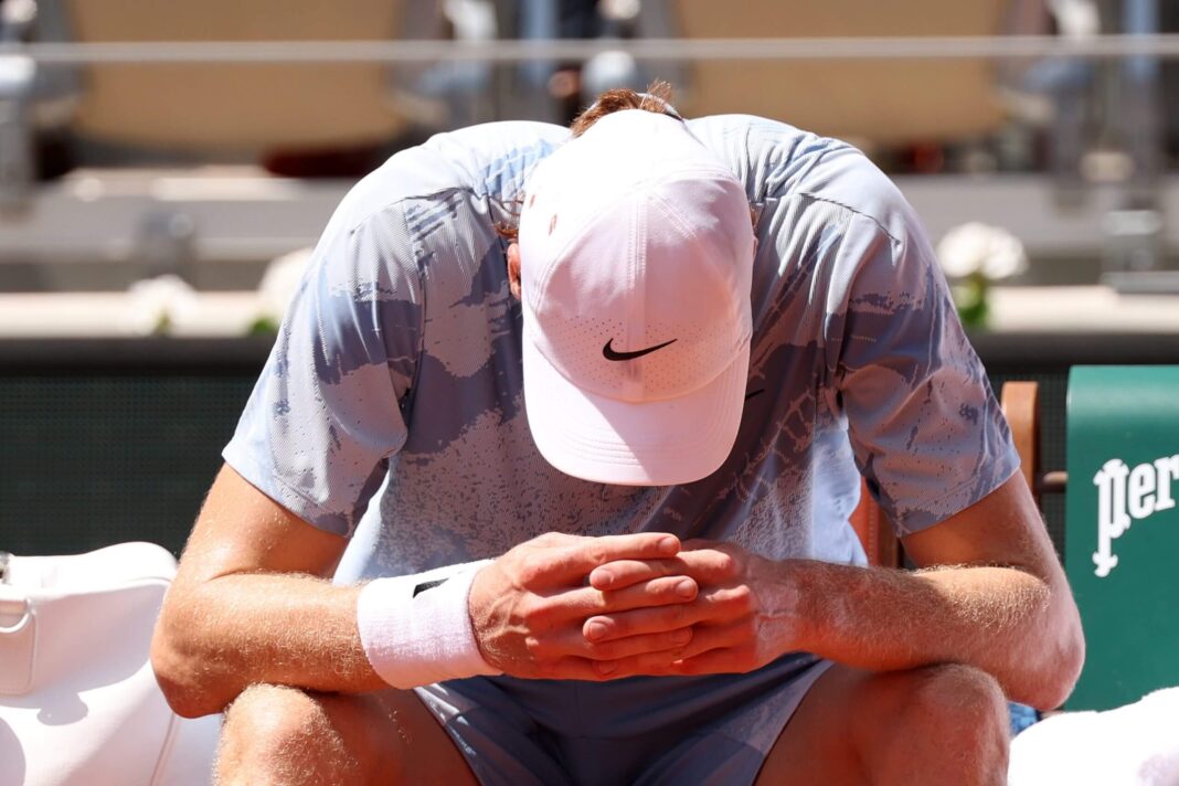 Jannik Sinner enfrenta dificuldades com o calor durante sua partida da segunda rodada do Aberto da França na tarde de quinta-feira. Matthew Stockman / Getty Images