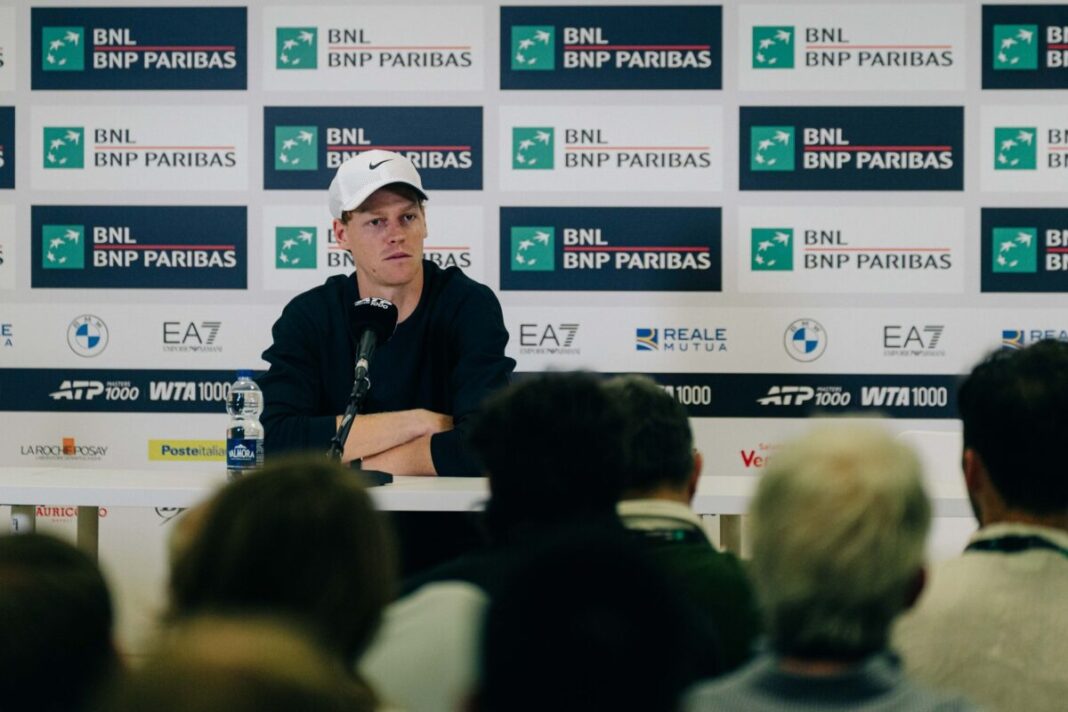 Jannik Sinner em coletiva de imprensa no Masters 1000 de Roma 2026, falando sobre a crise em Roland Garros.