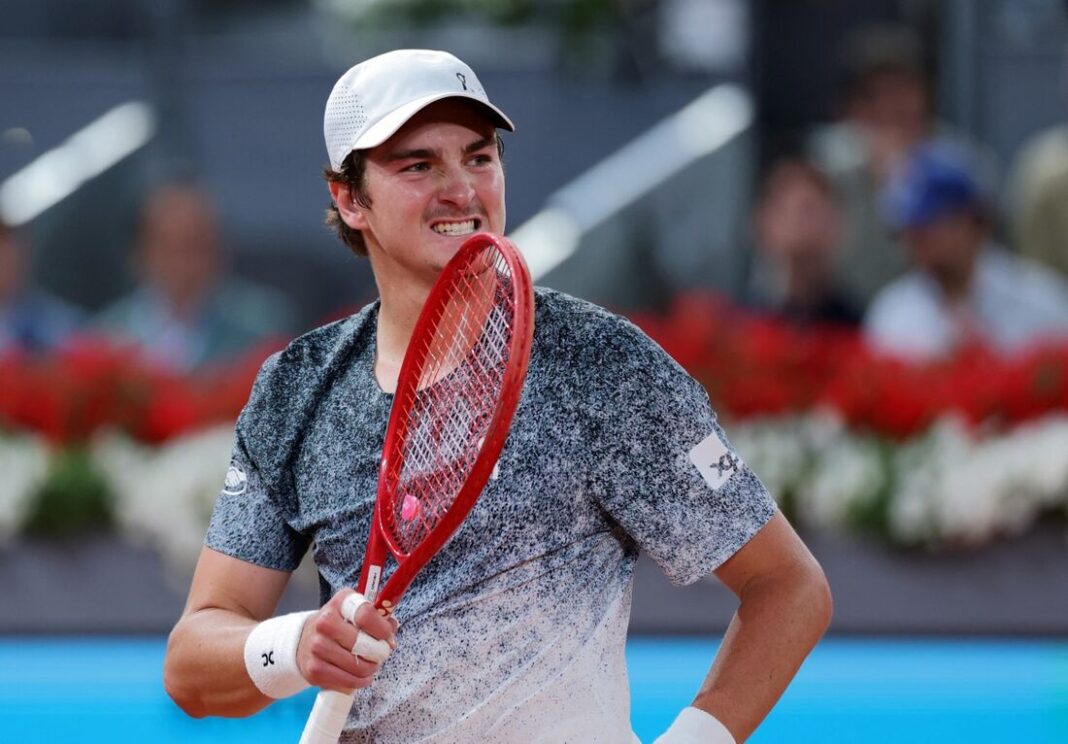 João Fonseca estreia como cabeça de chave no Masters 1000 de Roma neste sábado. Confira os possíveis adversários, os detalhes do treino com o Top 10 Alex de Minaur e o caminho do brasileiro no Foro Itálico.