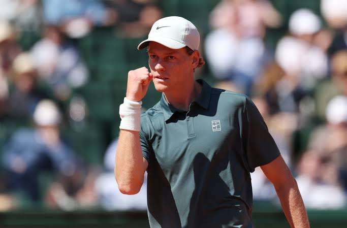 Jannik Sinner ignora vento, domina Arthur Fils e faz história na Espanha