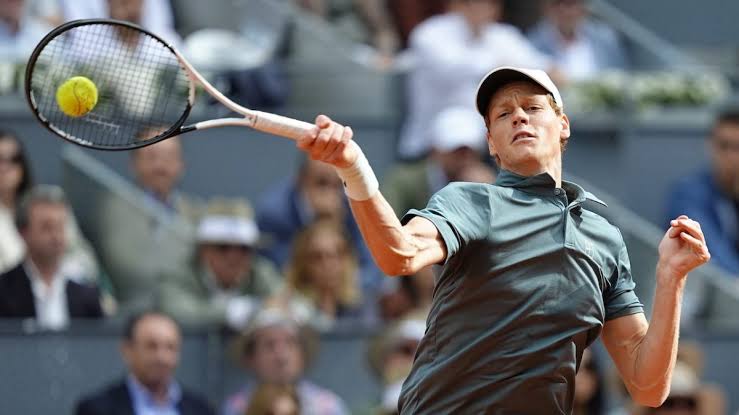 Jannik Sinner atropela na estreia em Roma e atinge marca histórica de Roger Federer