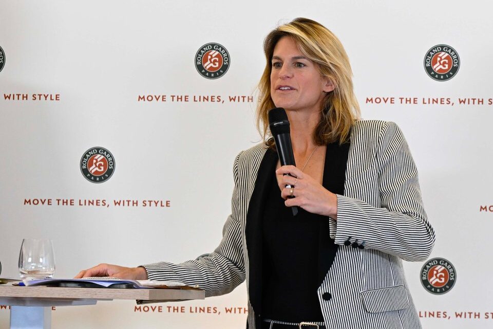 Amélie Mauresmo durante coletiva de imprensa no complexo de Roland Garros.