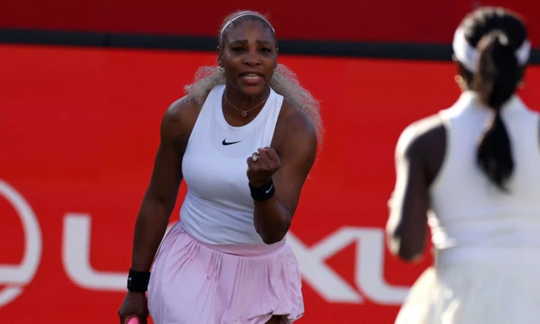 Serena Williams levanta a torcida com ponto espetacular em retorno triunfal