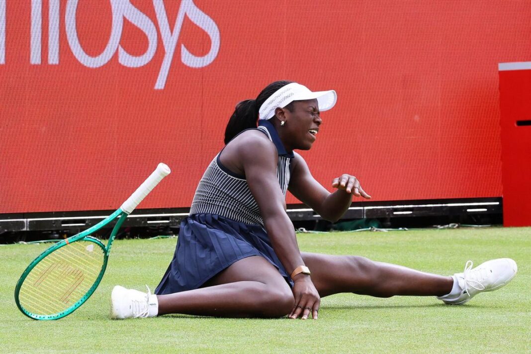 Victoria Mboko cai durante partida contra Karolina Pliskova