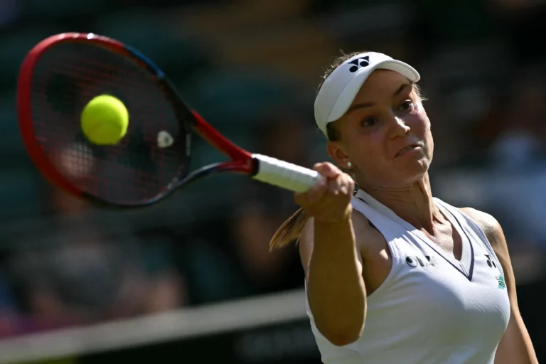 Rybakina leva susto, mas bate francesa na estreia de Wimbledon