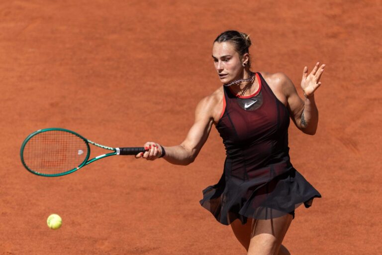 Sabalenka domina Osaka e segue firme rumo ao título inédito