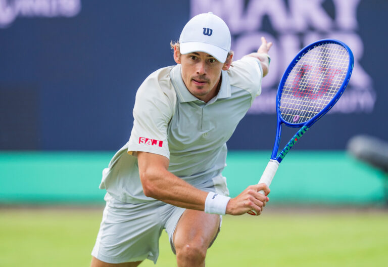 De Minaur vai à final em ‘s-Hertogenbosch; Majchrzak derruba Medvedev
