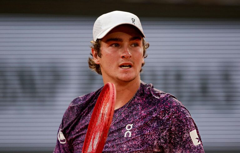 João Fonseca esbarra em grande atuação de Hanfmann e dá adeus ao ATP 500 de Halle na estreia
