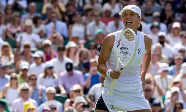 Iga Swiatek sobrevive a susto na estreia de Wimbledon e alcança marca histórica de Davenport