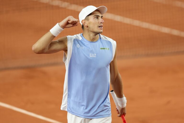Arnaldi vira jogo dramático contra Tiafoe e vai às quartas em Paris
