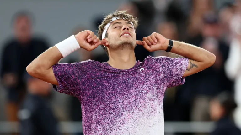 Flavio Cobolli vence Aliassime de virada e garante semifinal em Roland Garros 2026