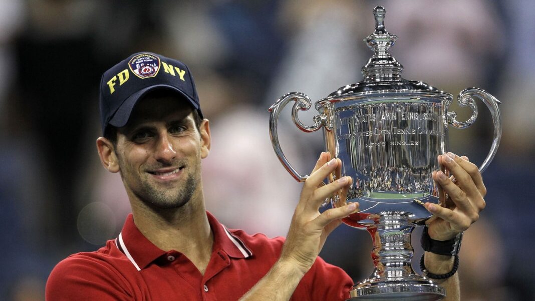 Novak Djokovic ergue o troféu do US Open em 2011, conquistando o seu 1º título em Nova York e o 4º troféu de Grand Slam da sua carreira