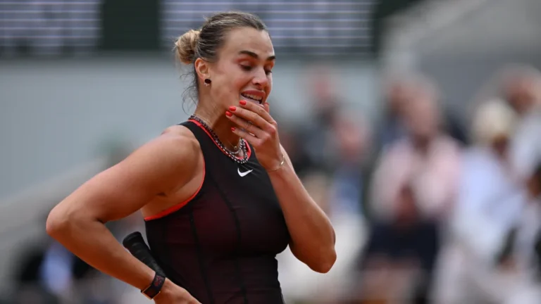 Sabalenka desaba após vexame em Paris: “Quero abandonar o tênis agora mesmo”