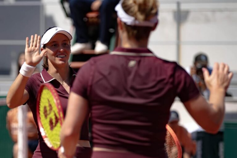 Stefani e Dabrowski atropelam em Queen’s e vão às quartas na grama