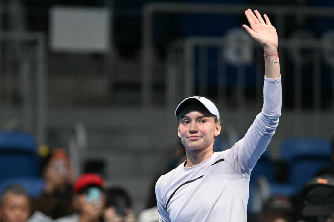 Elena Rybakina colocando a mão no pescoço e com expressão de dor durante partida de tênis (Foto: Divulgação / WTA).