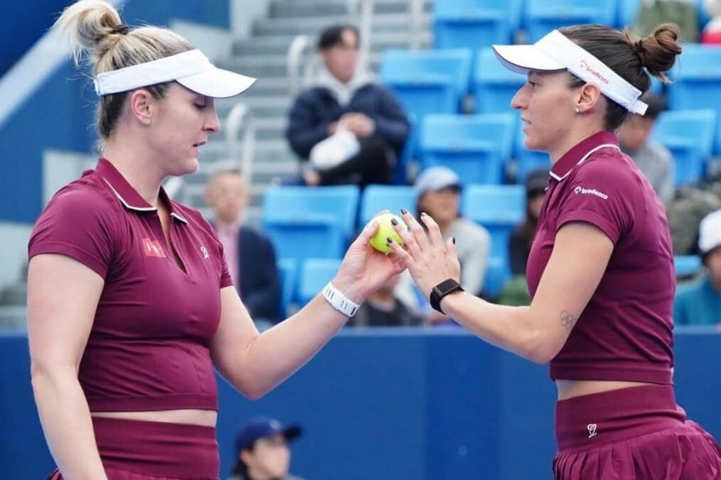 Luisa Stefani e Gabriela Dabrowski se abraçando e comemorando ponto no WTA 500 de Tóquio (Foto: Divulgação / WTA).